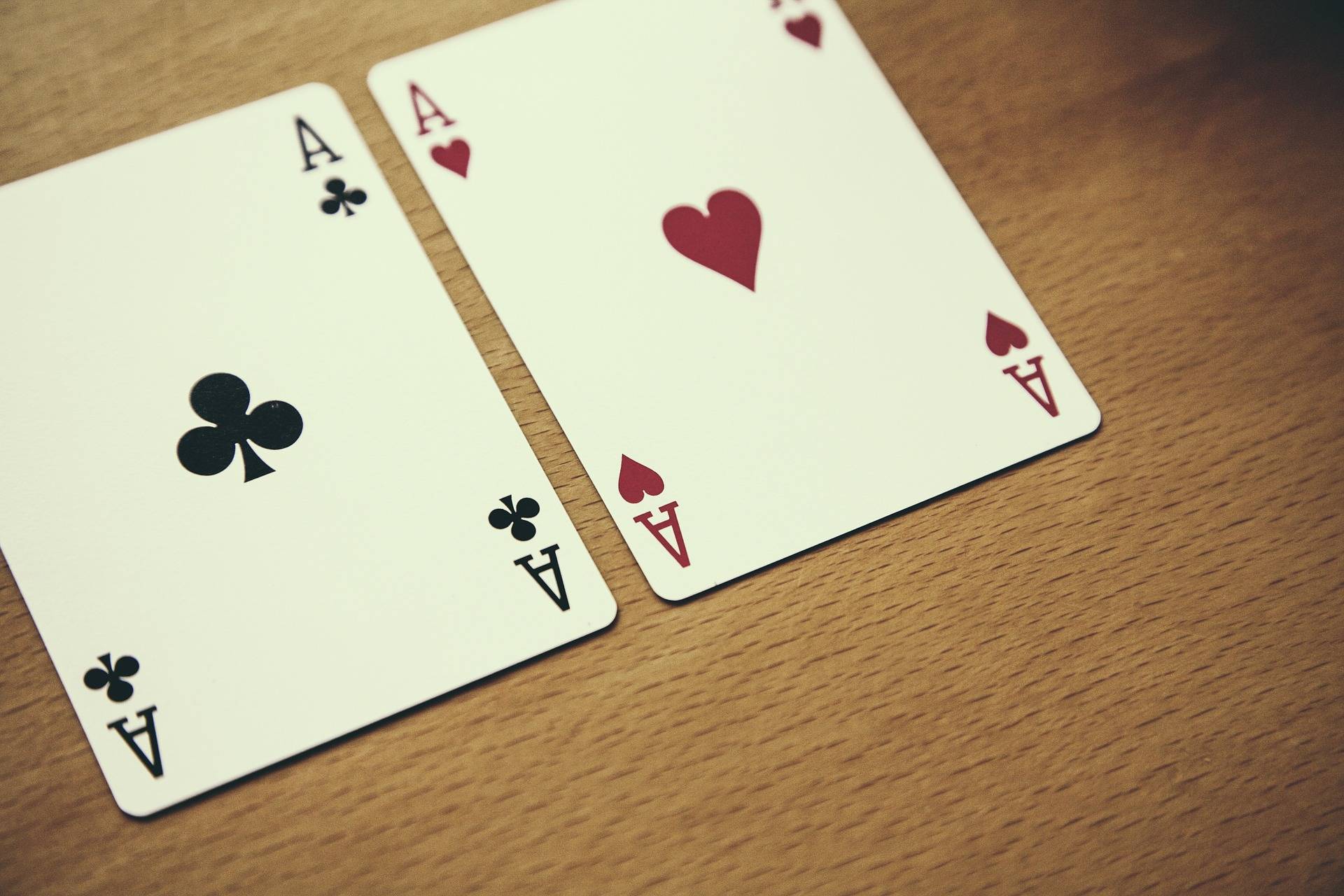 Blick auf zwei Spielkarten, die am Tisch liegen